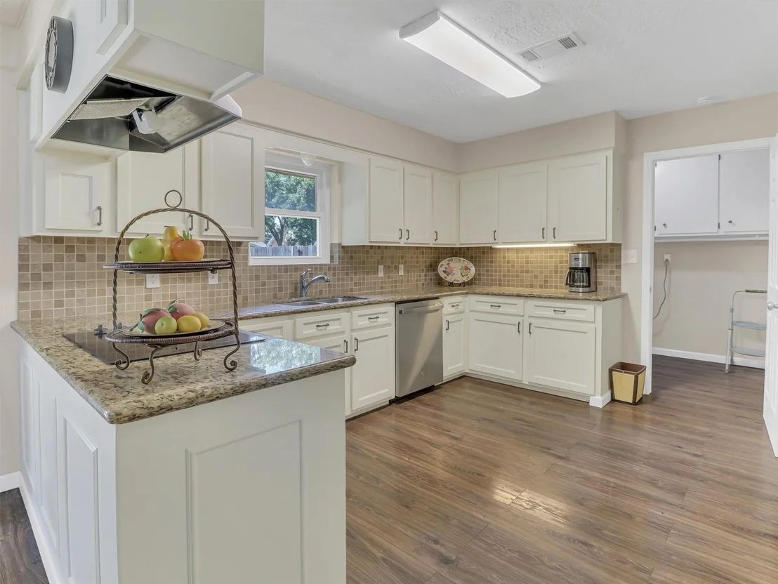 Photo of 805 Bluebonnet Lane