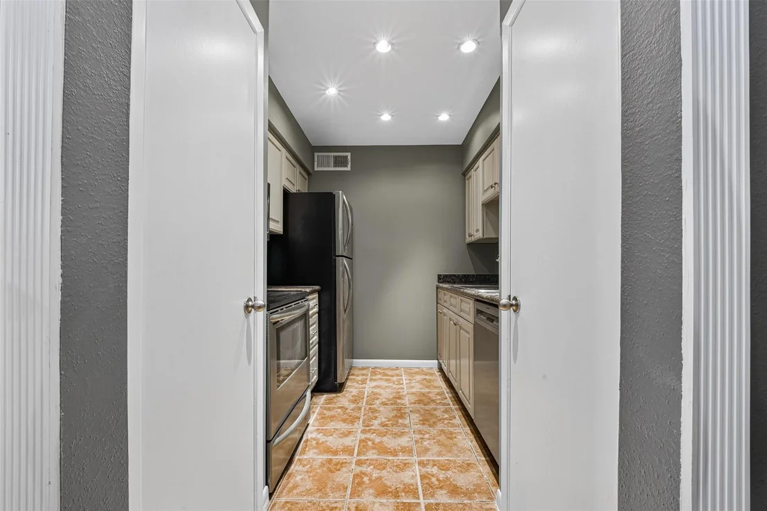 Photo of Unit 18 at 7575 Katy Freeway