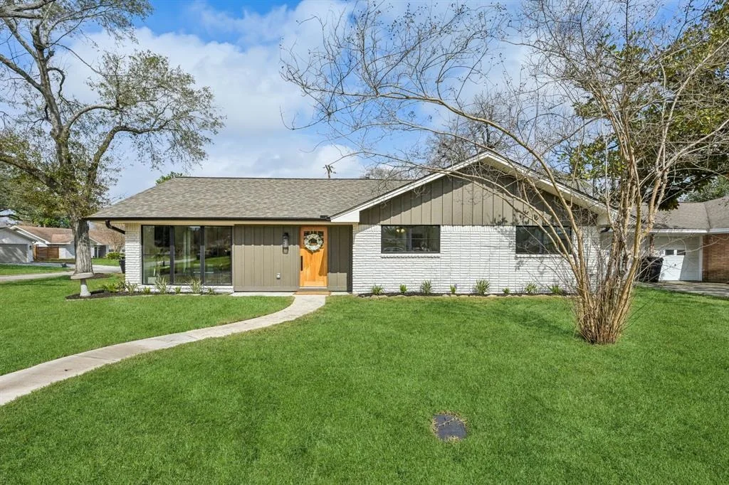 Photo of 10522 Mayfield Road