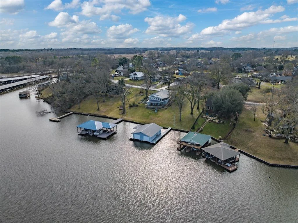 Photo of 15490 Lakeside Drive