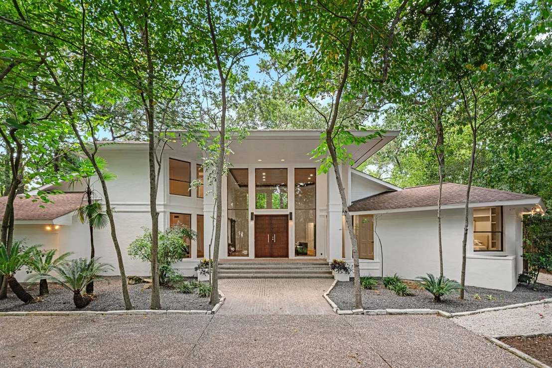 Photo of 102 Lakeside Oaks Drive