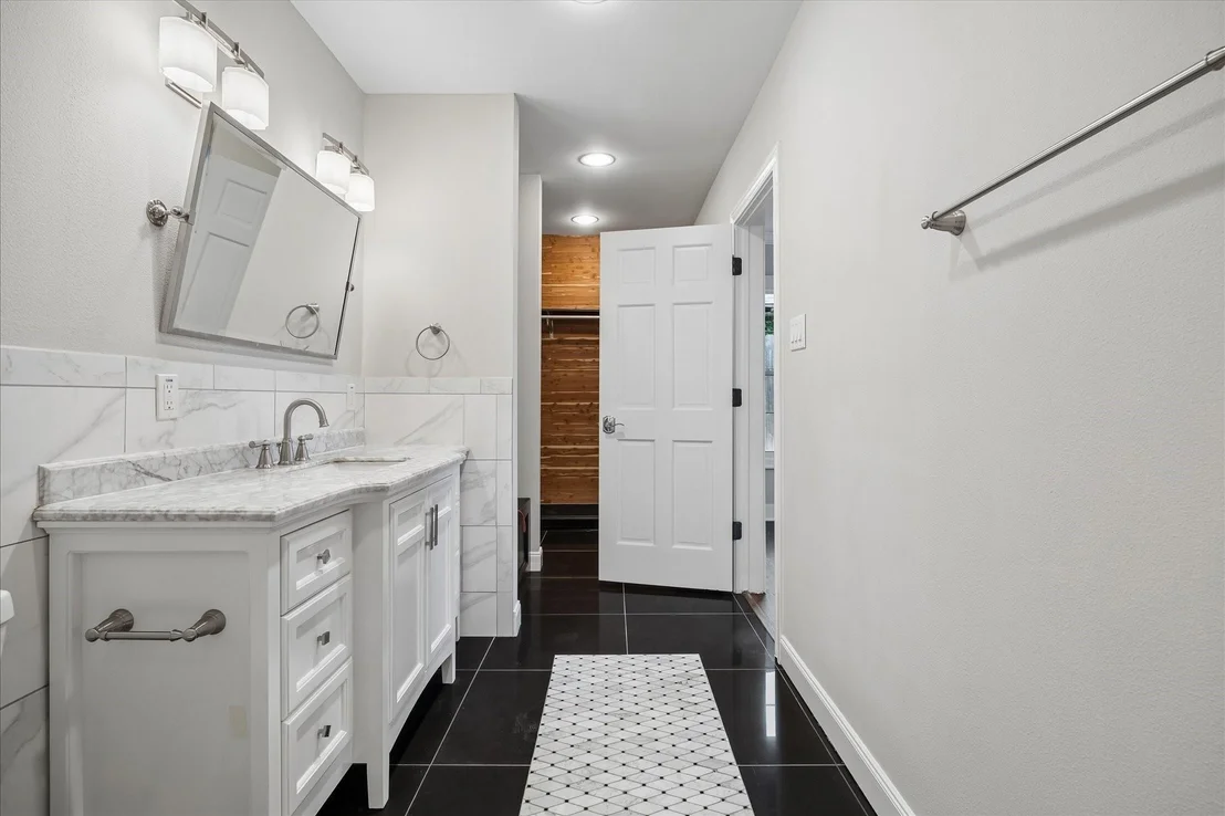 Photo of 2108 White Oak Drive