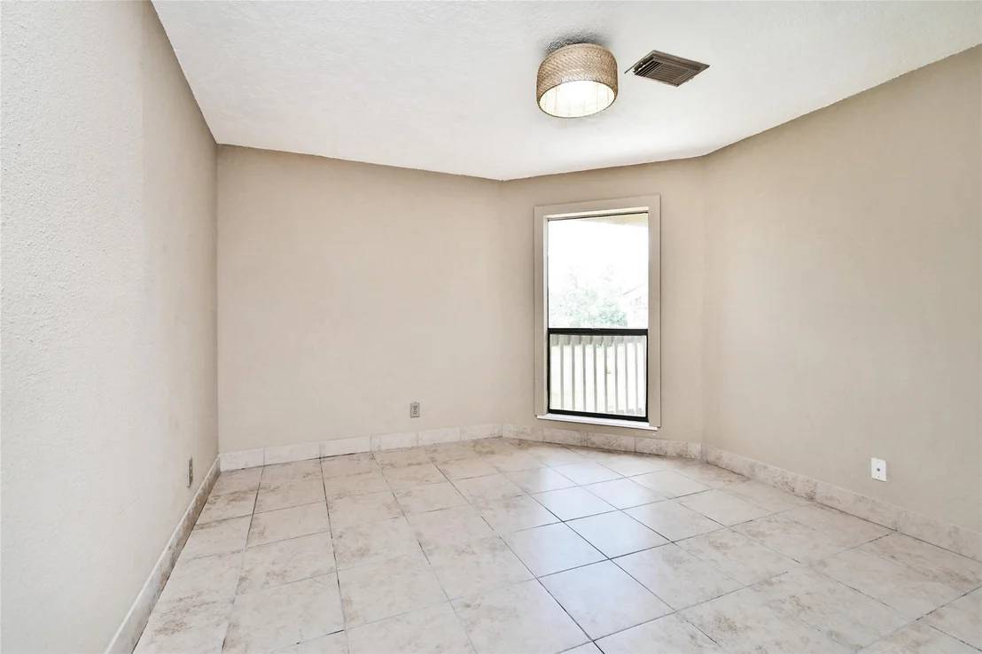 Photo of Unit 14A at 2501 Gulf Freeway