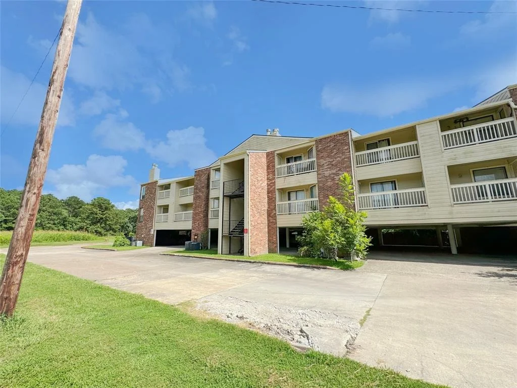 Photo of Unit 12A at 2501 Gulf Freeway