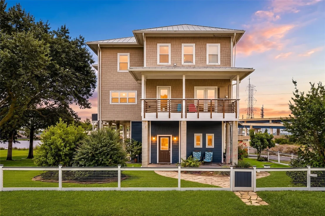 Photo of 814 Hall Avenue