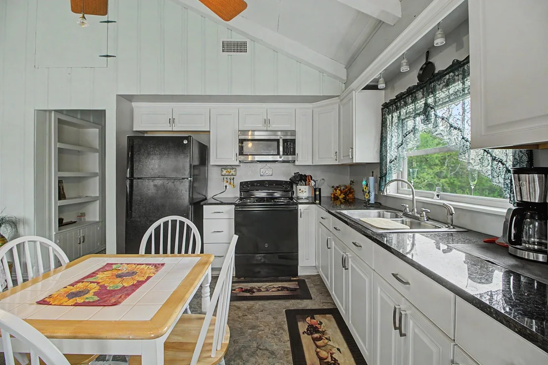 Photo of 637 Lakeview Drive
