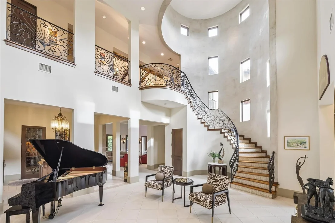 Photo of 322 Crestwood Drive