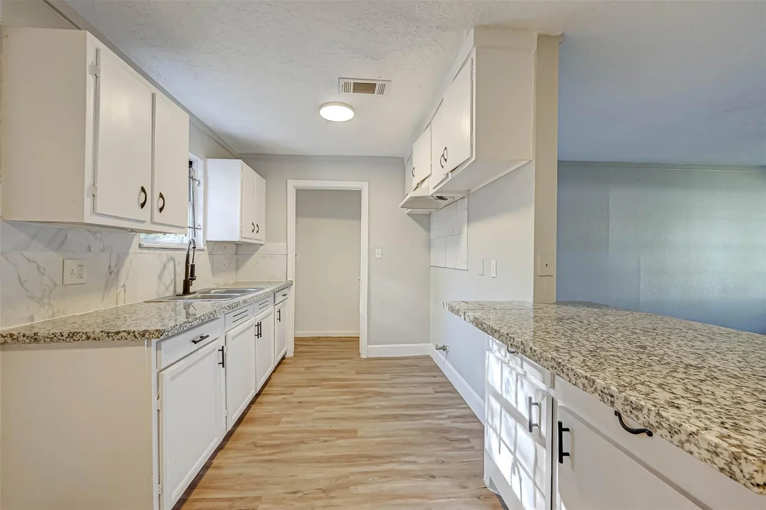 Photo of 5102 Lyndhurst Drive