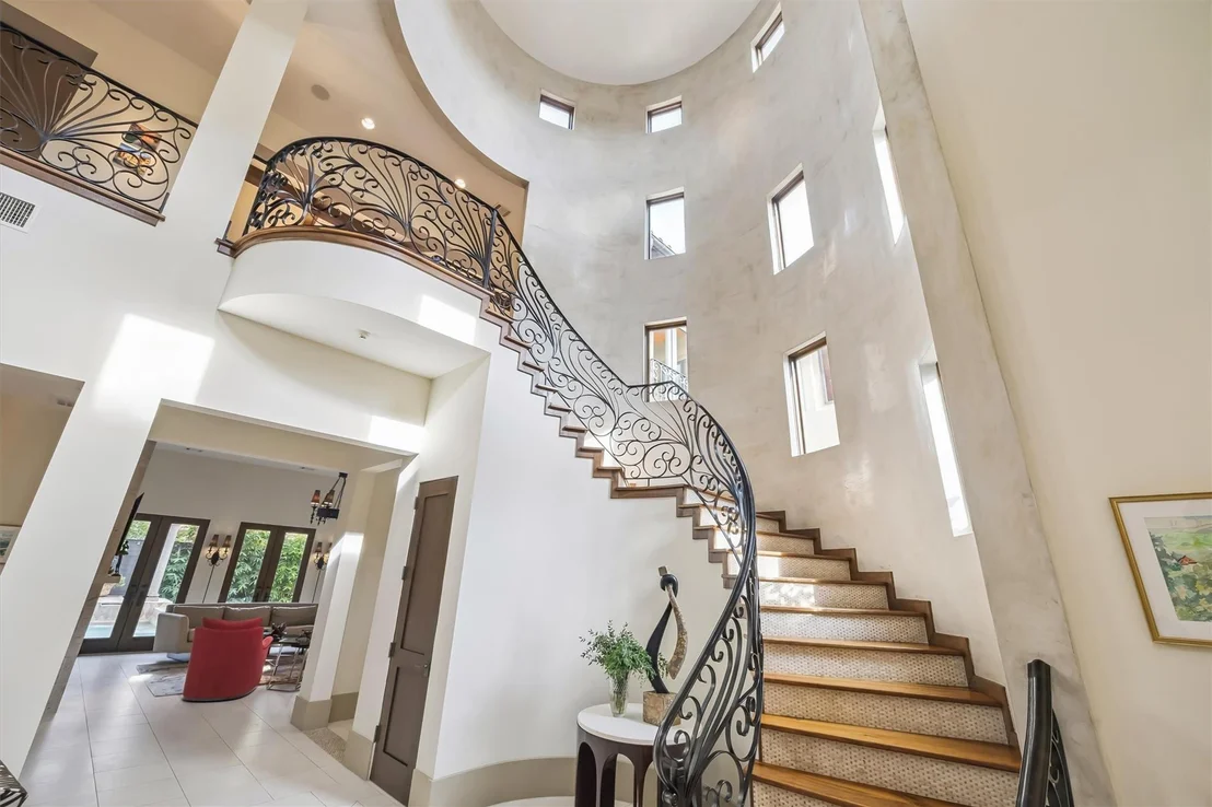 Photo of 322 Crestwood Drive