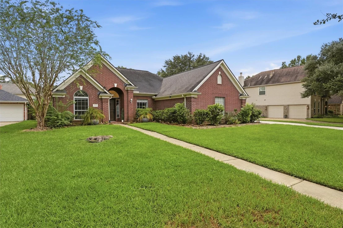 Photo of 20007 Powerscourt Drive