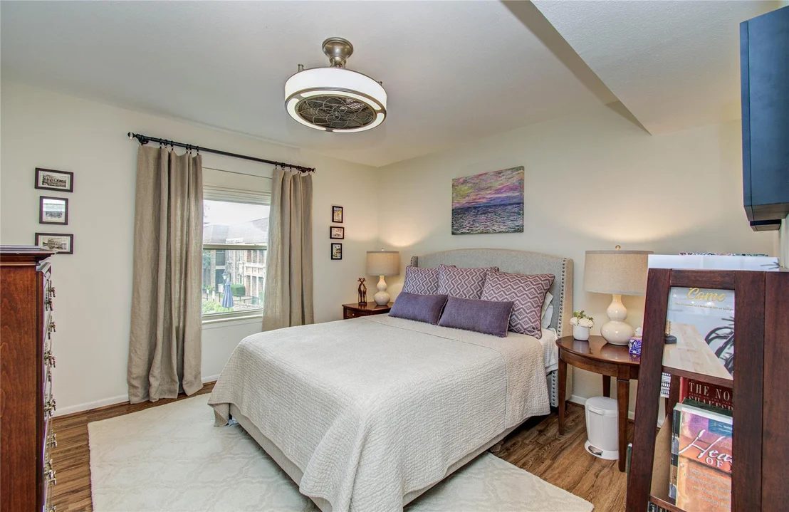 Photo of Unit 113 at 7575 Katy Freeway