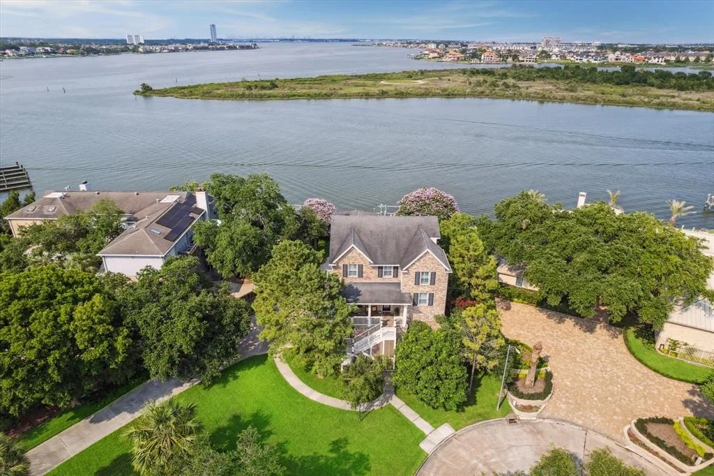 Photo of 18607 Upper Bay Road Road