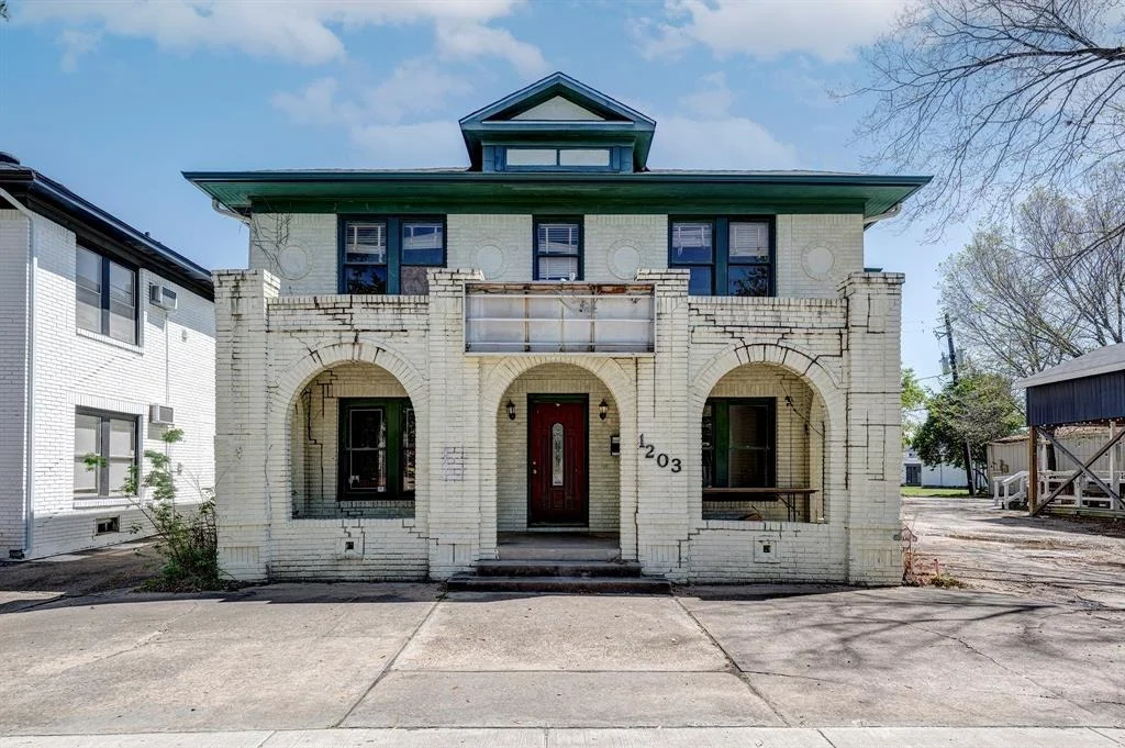 Photo of 1203 Waugh Drive