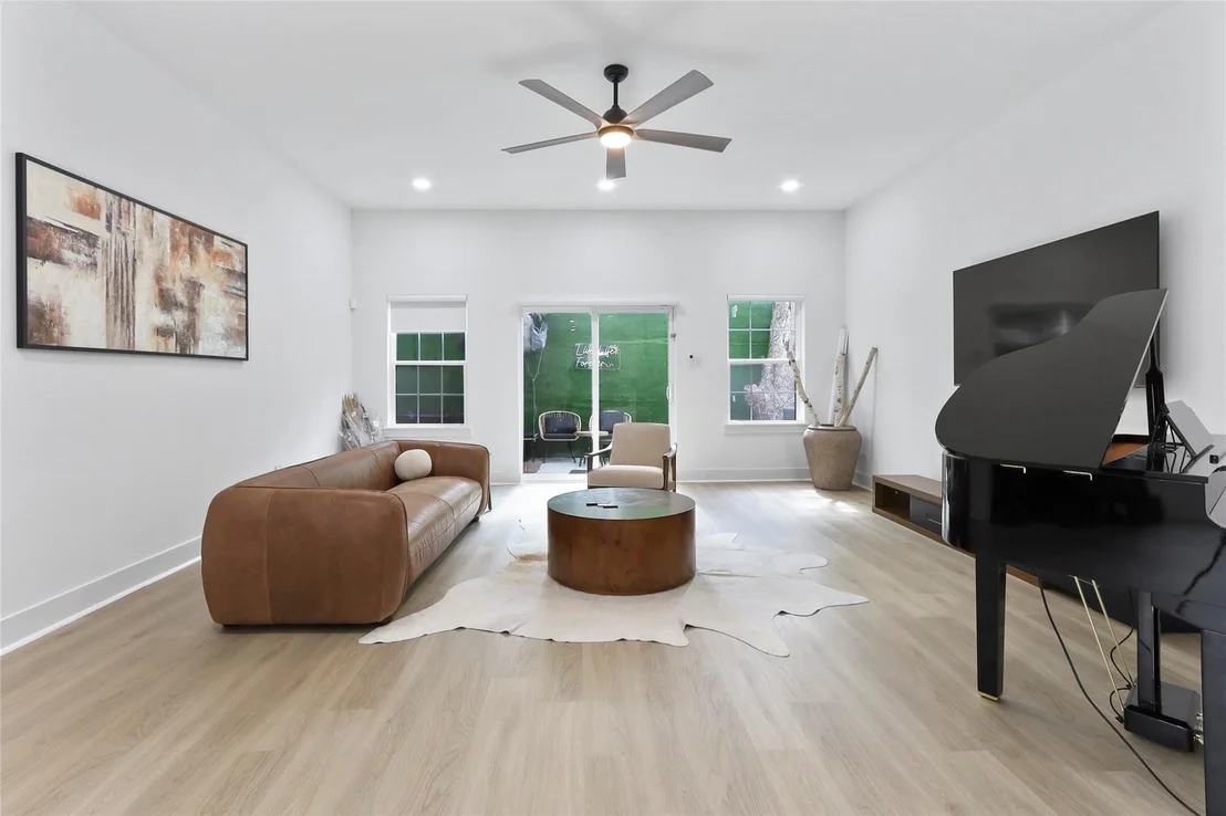 Photo of 6747 Peerless Street