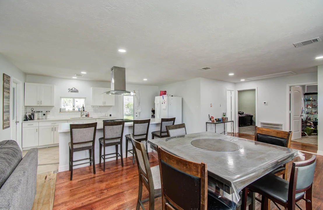 Photo of 6827 Kingsway Drive