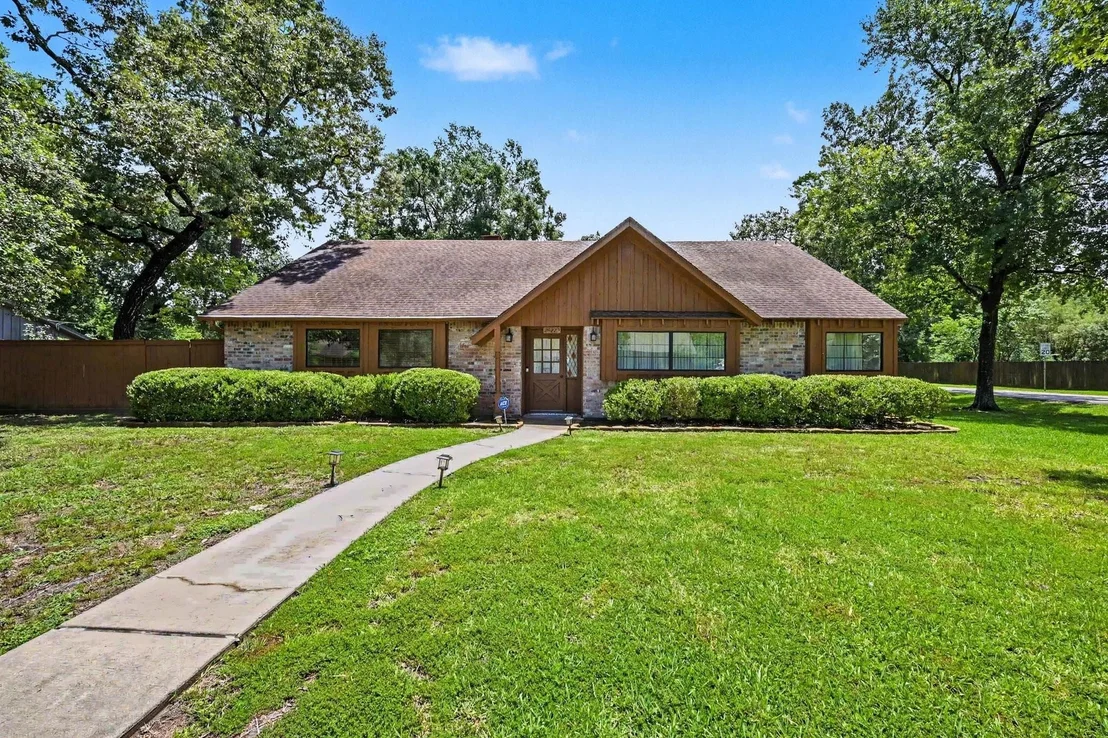 Photo of 26222 Oakhurst Drive
