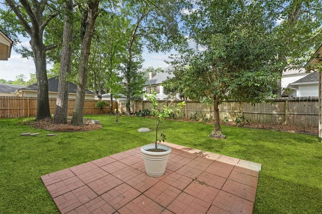 Photo of 6782 Cutten Parkway