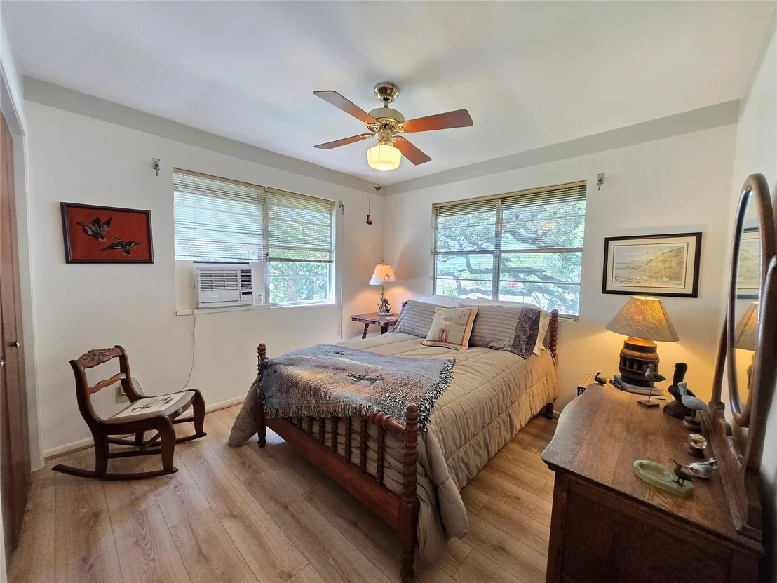 Photo of 2182 W Bayshore Drive