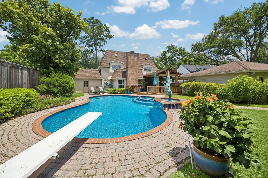 Photo of 922 Old Lake Road