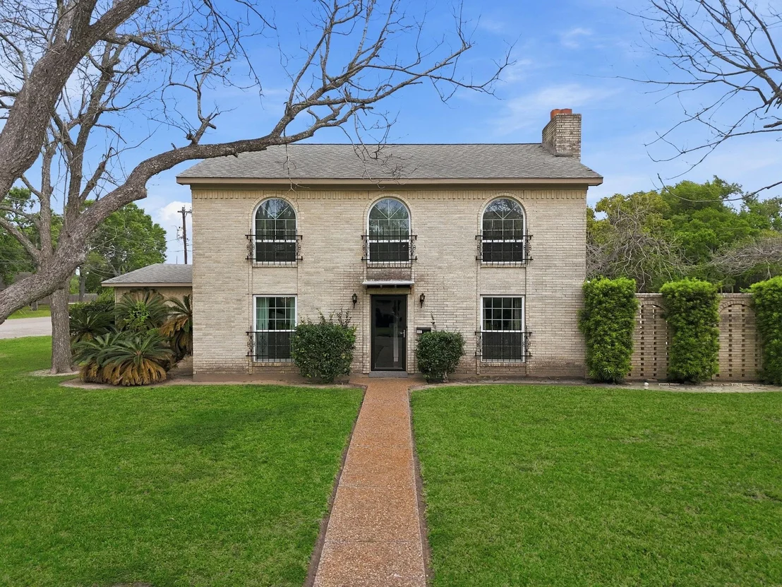 Photo of 1124 Estate Drive