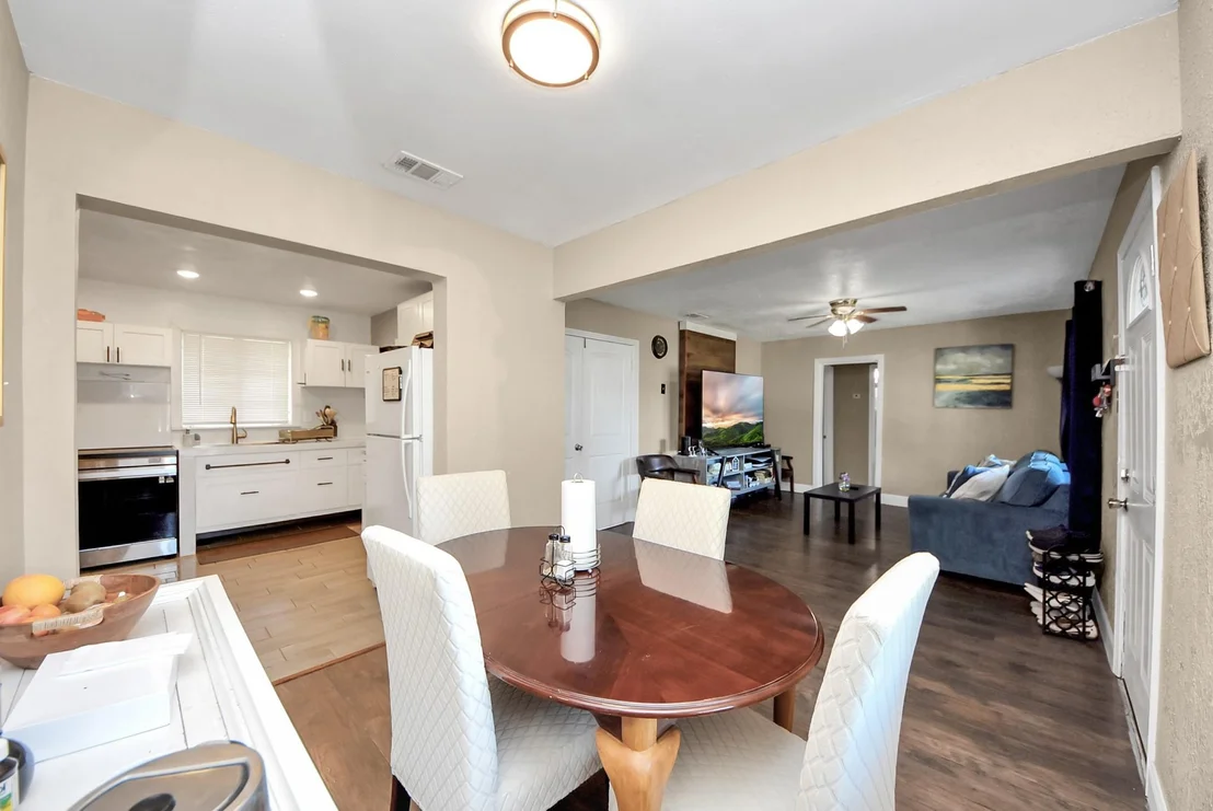 Photo of 904 Sunset Dr Drive