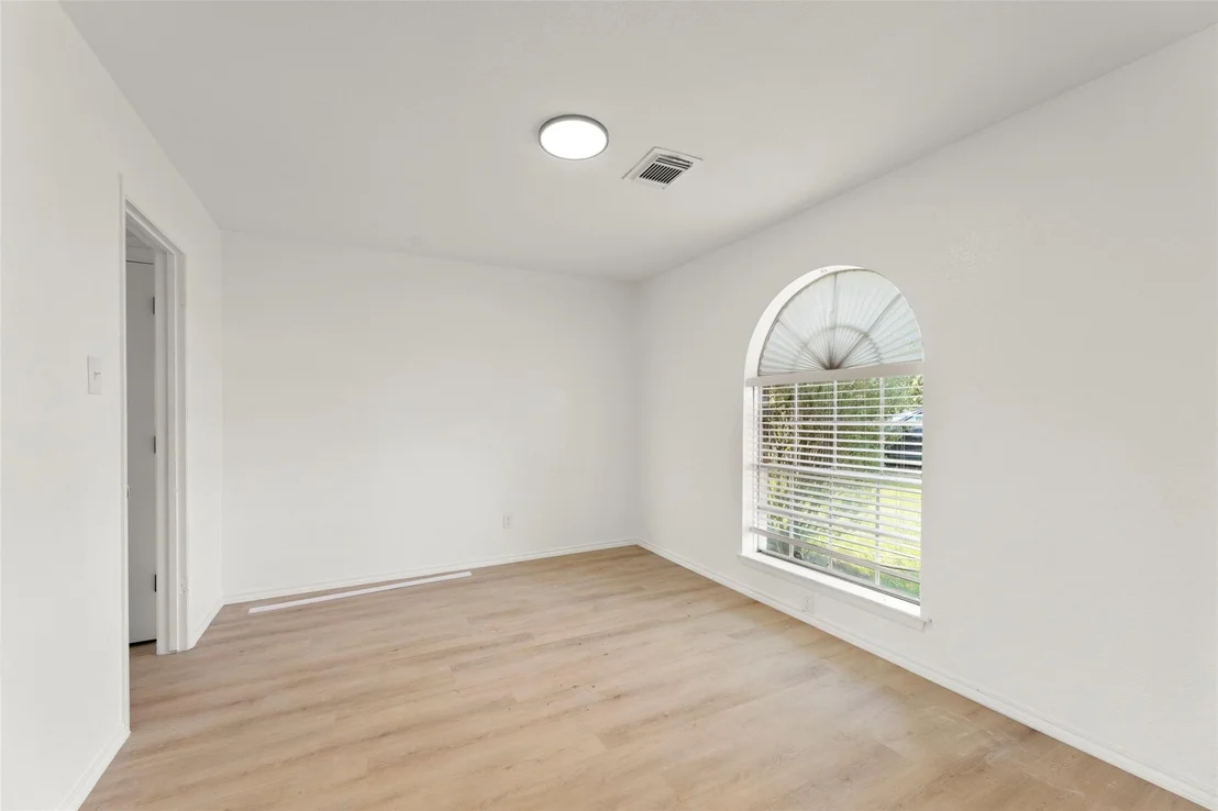 Photo of 3911 Thistlewood Drive