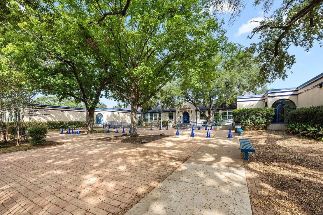 Photo of 1131 Walling Street