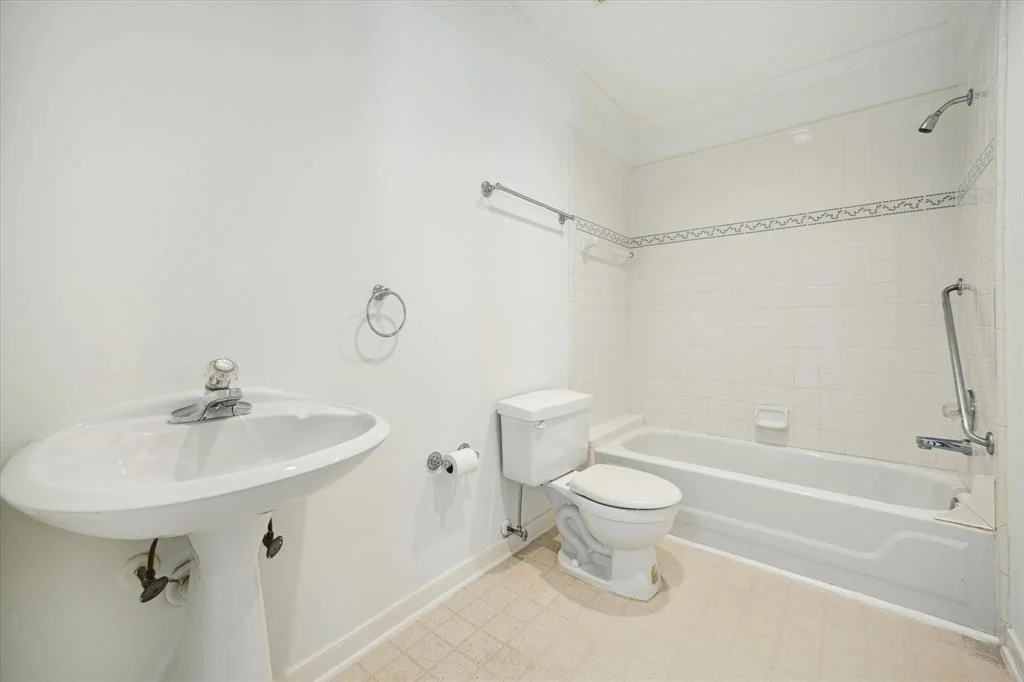 Photo of 2537 Addison Road