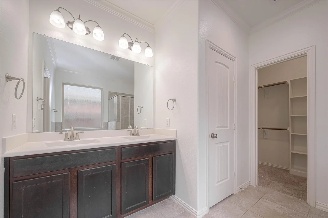Photo of 2261 Oak Circle Drive N
