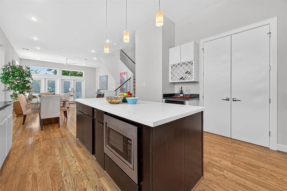 Photo of Unit B at 1205 Jackson Boulevard