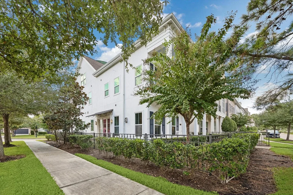 Photo of 270 Green Boulevard