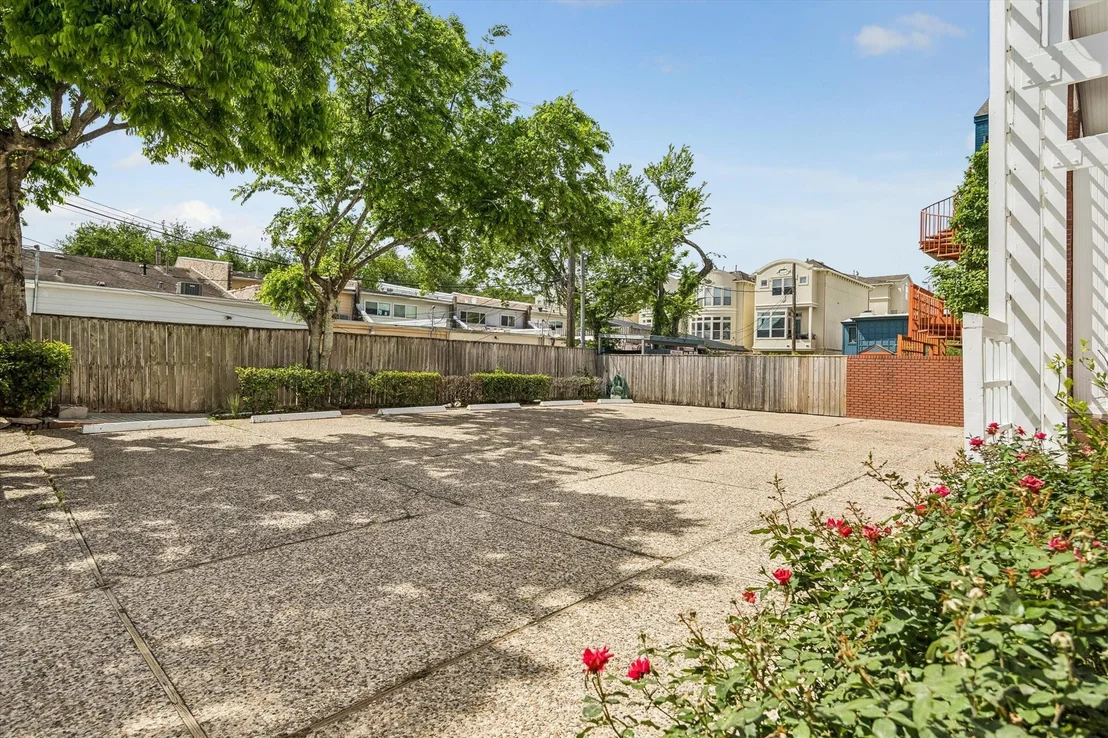 Photo of 2402 Commonwealth Street
