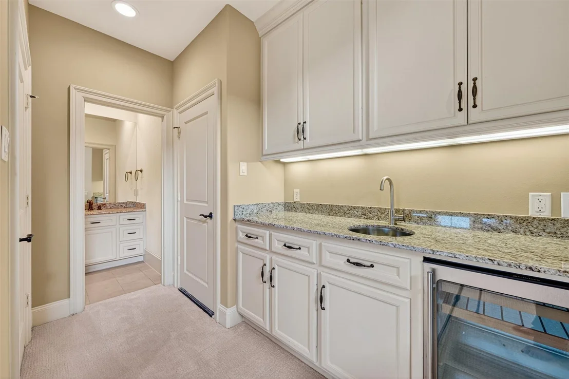 Photo of 2400 Avalon Place