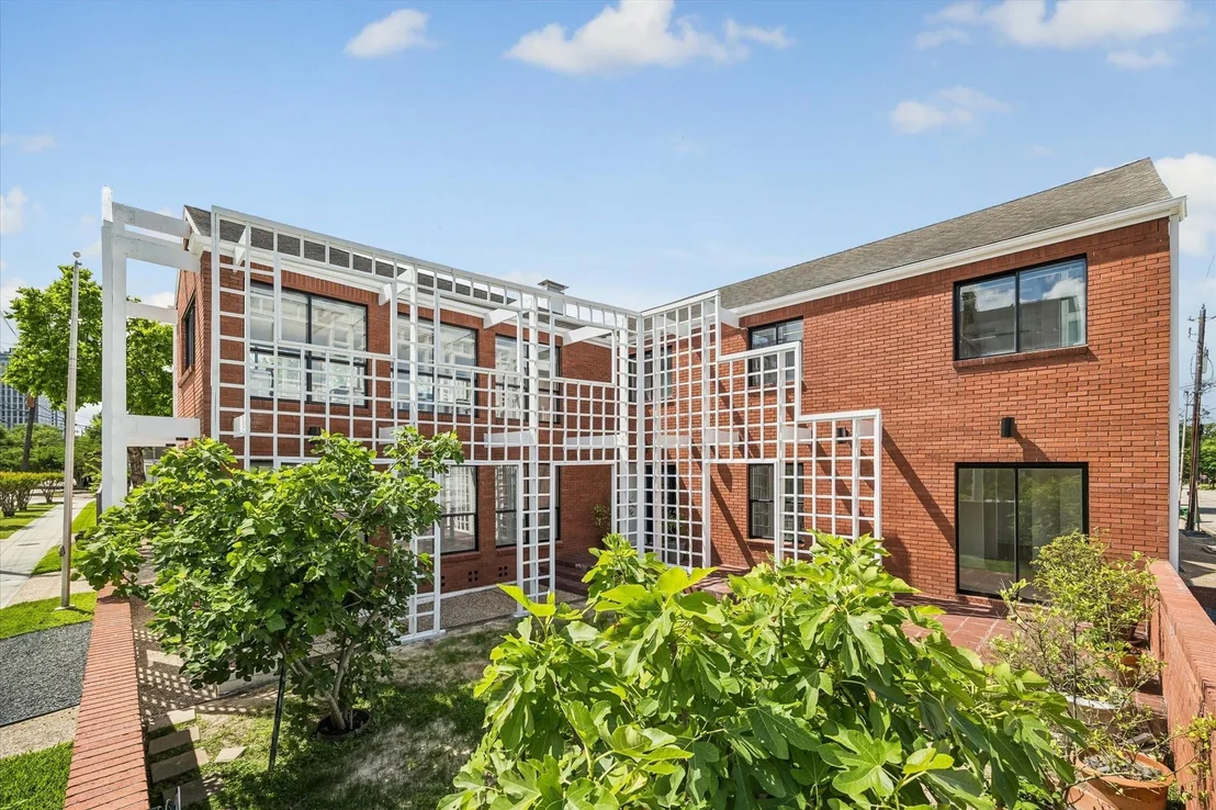 Photo of 2402 Commonwealth Street