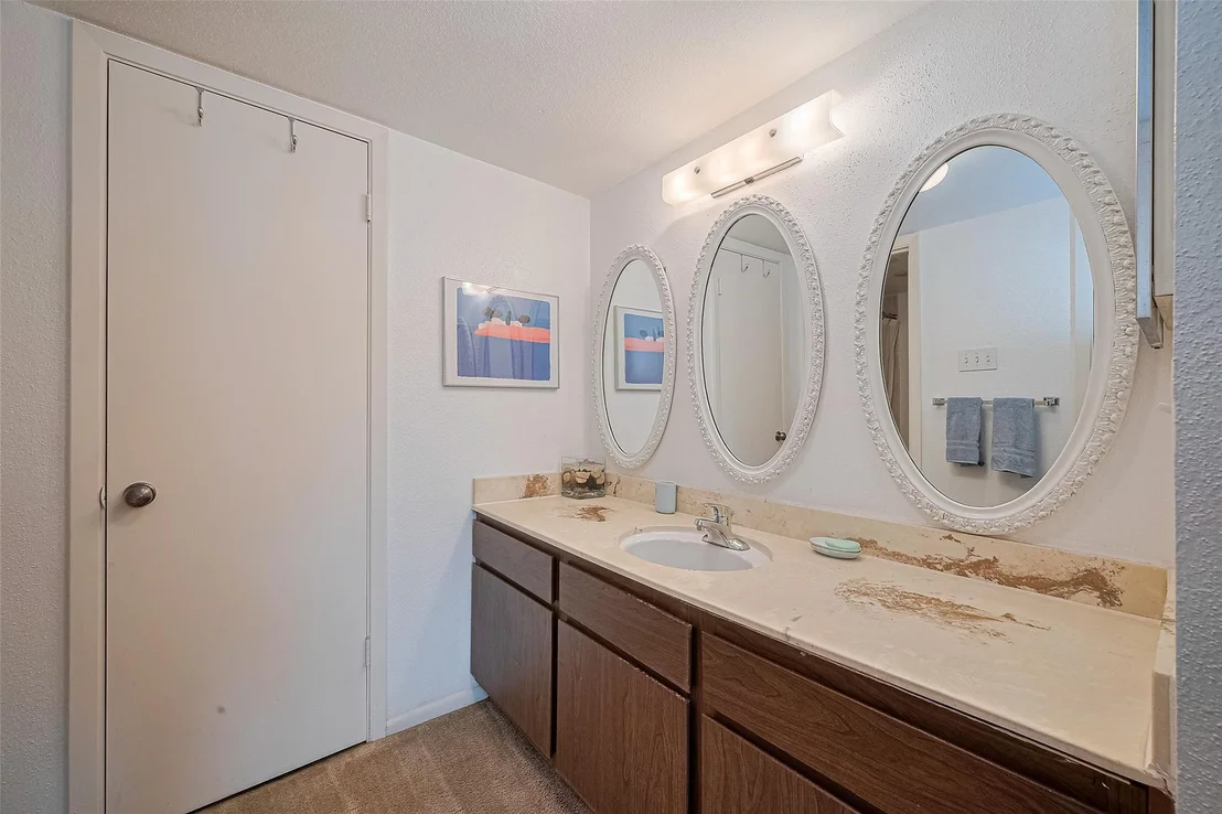 Photo of Unit 33 at 7575 Katy Freeway