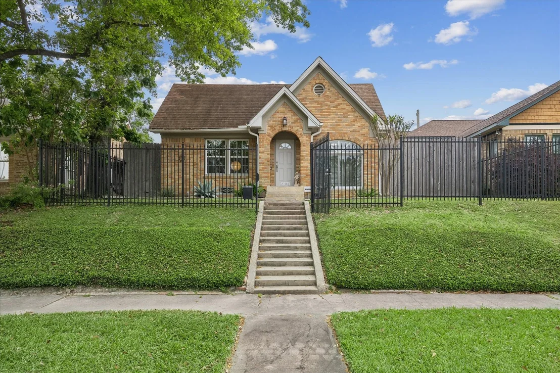 Photo of 2108 White Oak Drive