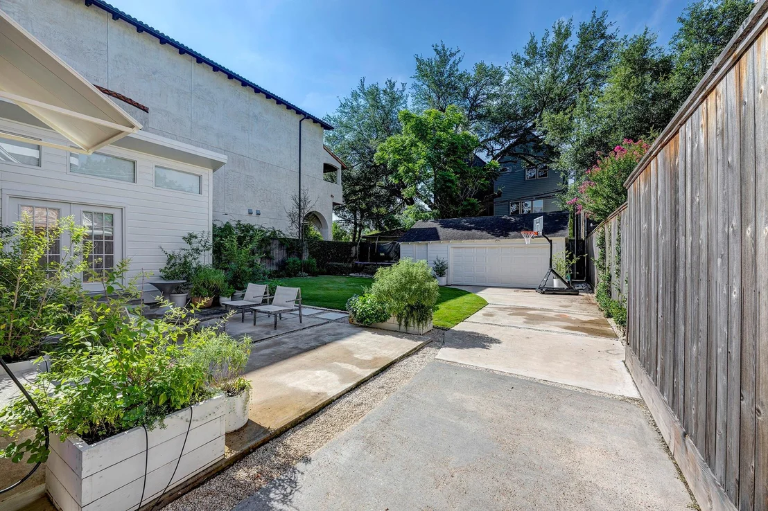 Photo of 2433 Nottingham Street