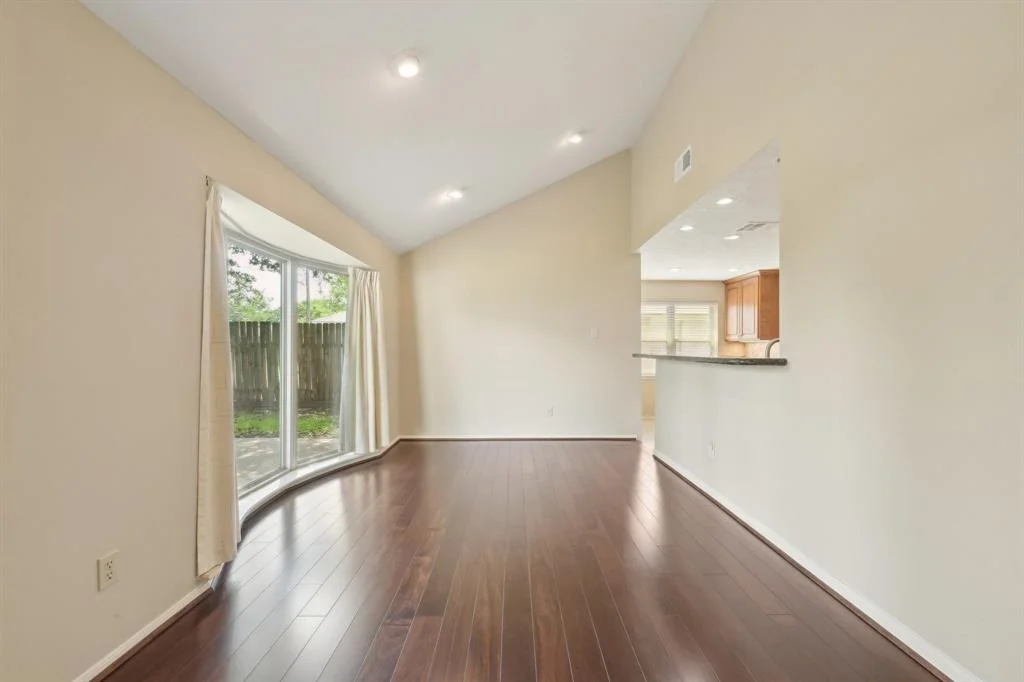 Photo of 8915 Roos Road