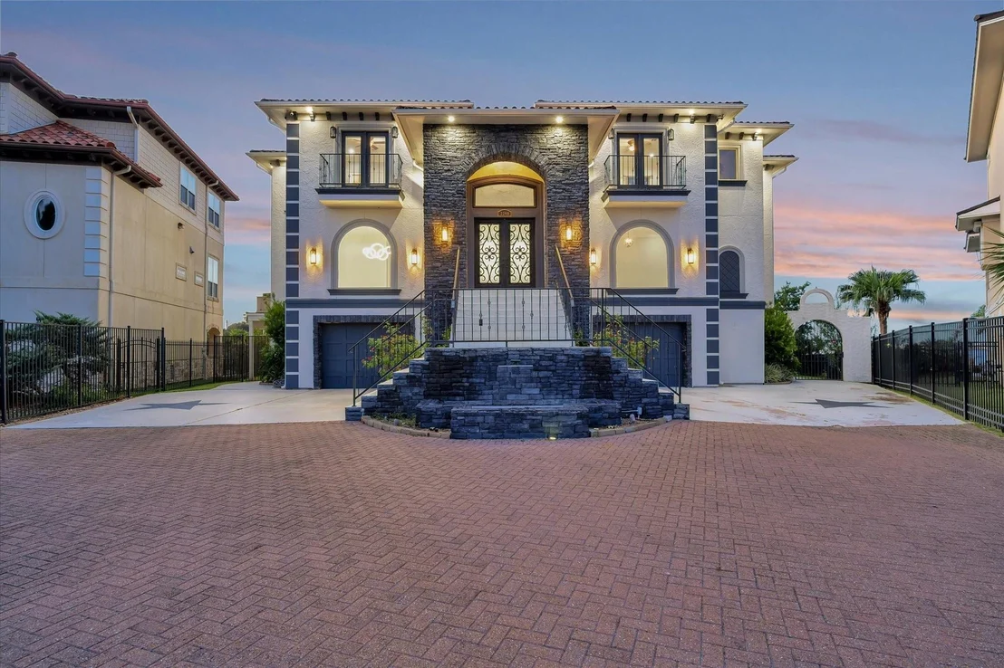 Photo of 2240 Marina Way