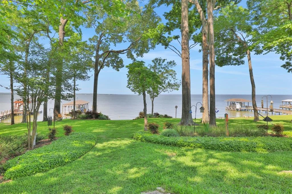 Photo of 251 Lake Oaks Boulevard
