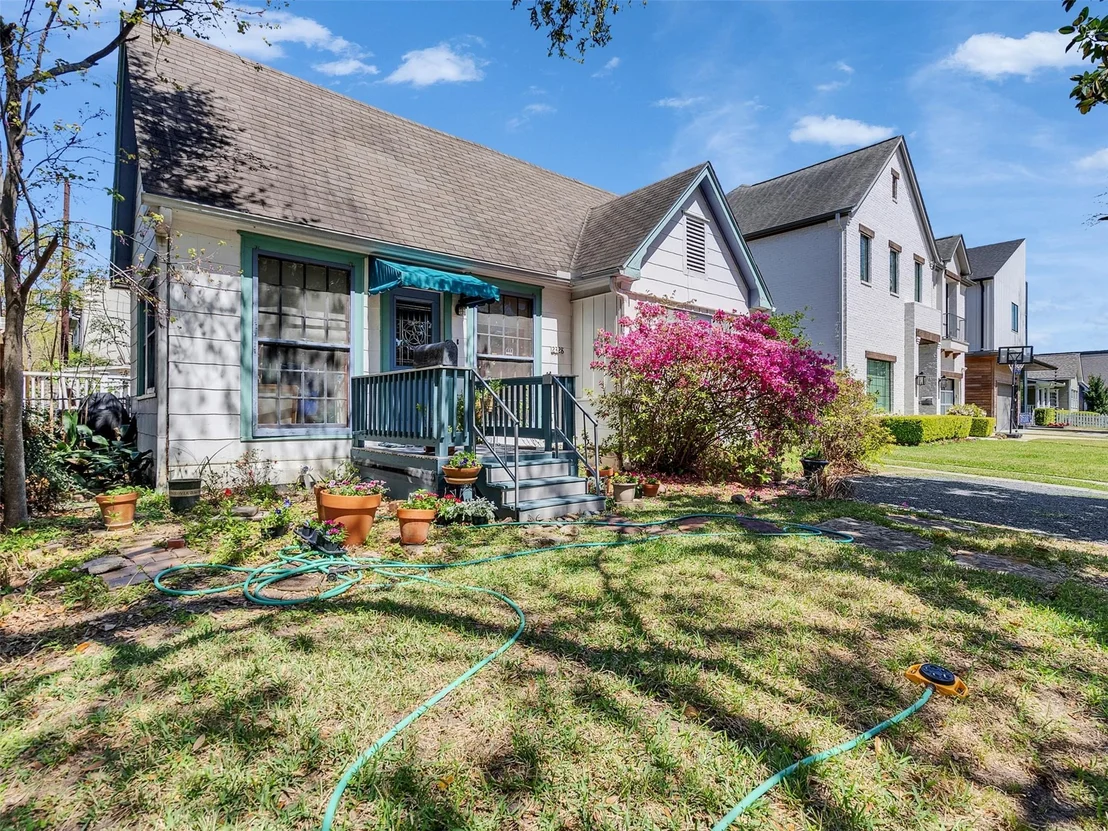 Photo of 2328 South Boulevard