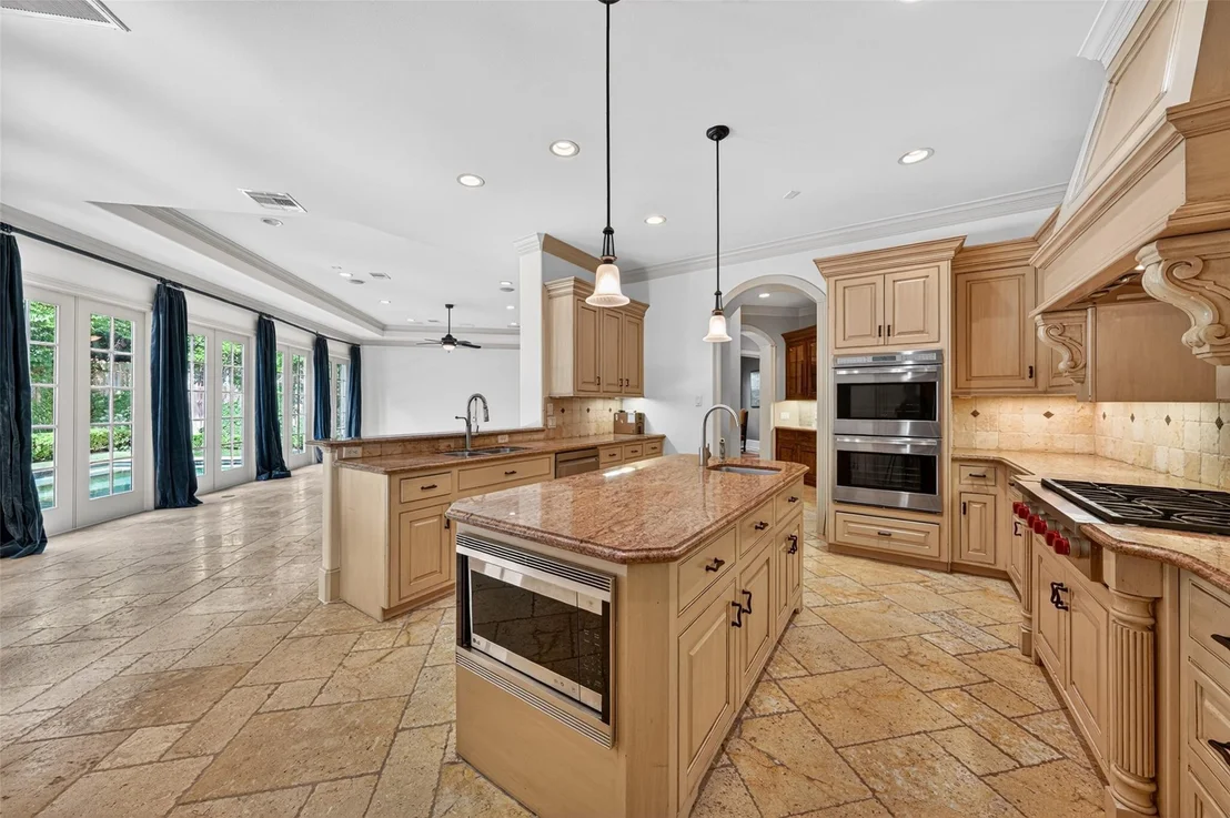 Photo of 2400 Avalon Place