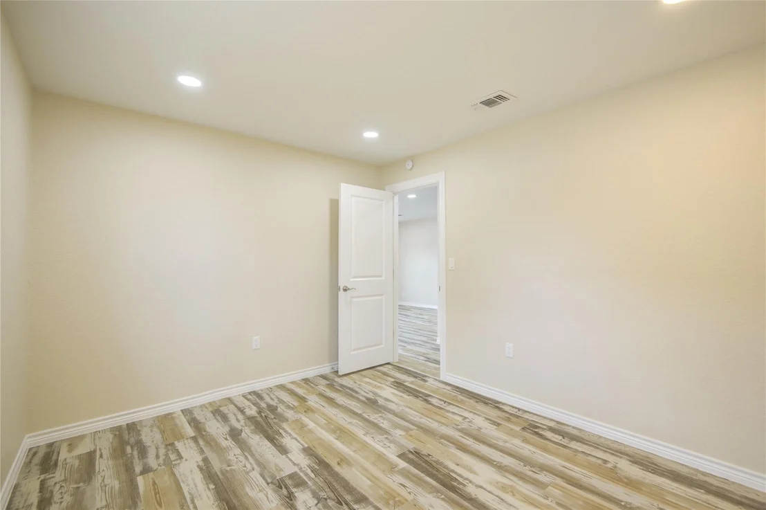 Photo of 826 W 12th Street