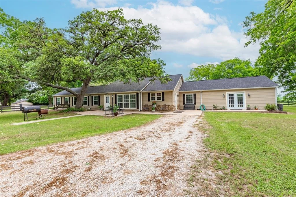 Photo of 830 Lily Lane