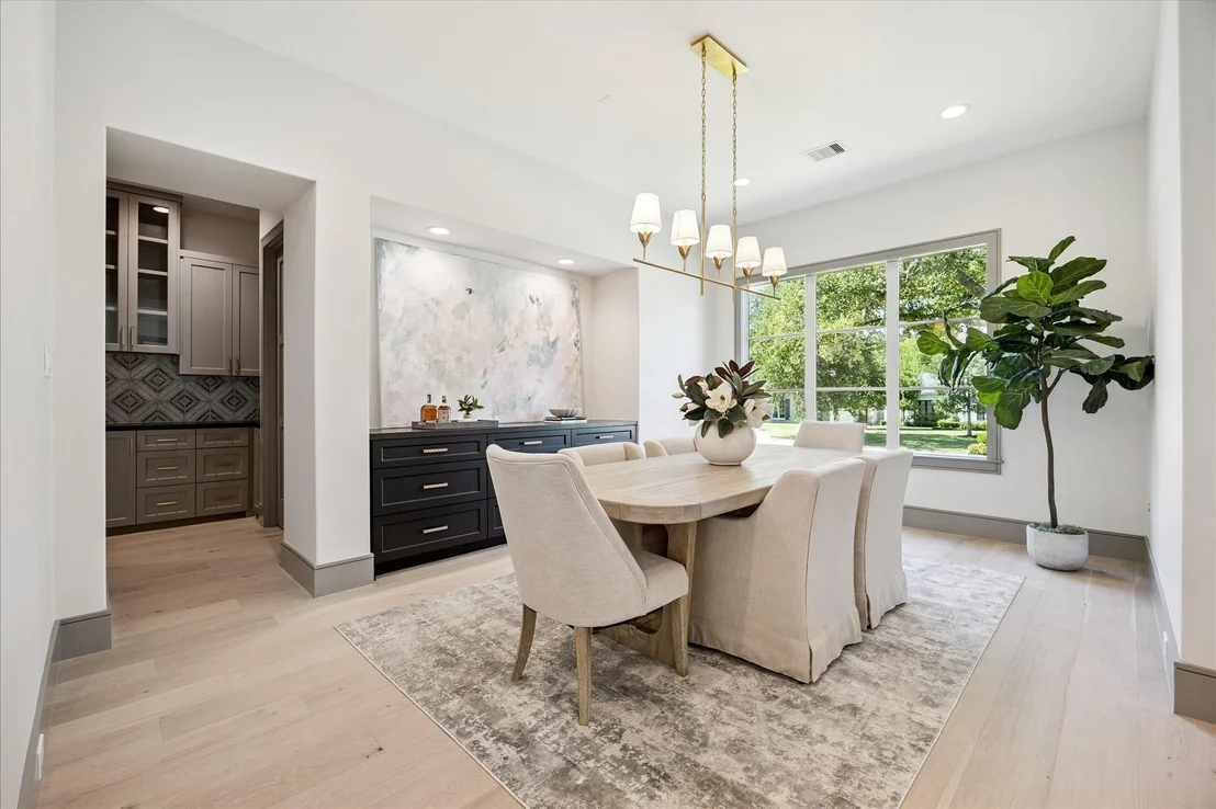 Photo of 526 Stoneleigh Drive