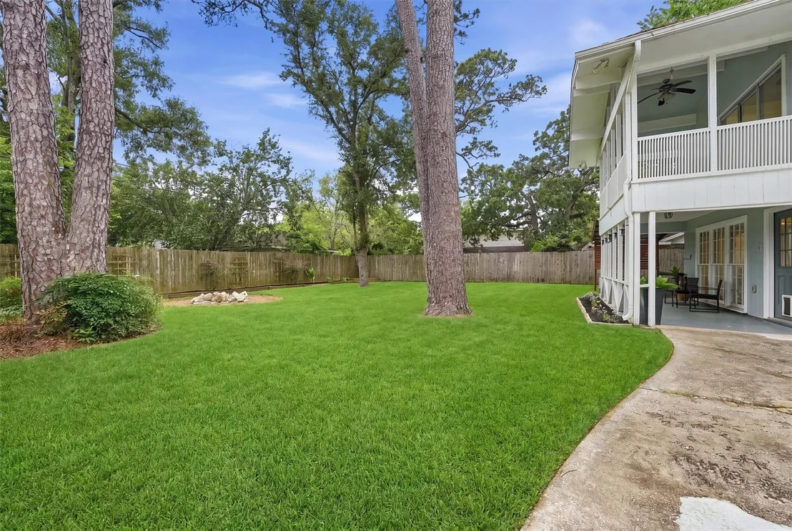 Photo of 215 Whispering Oaks Drive