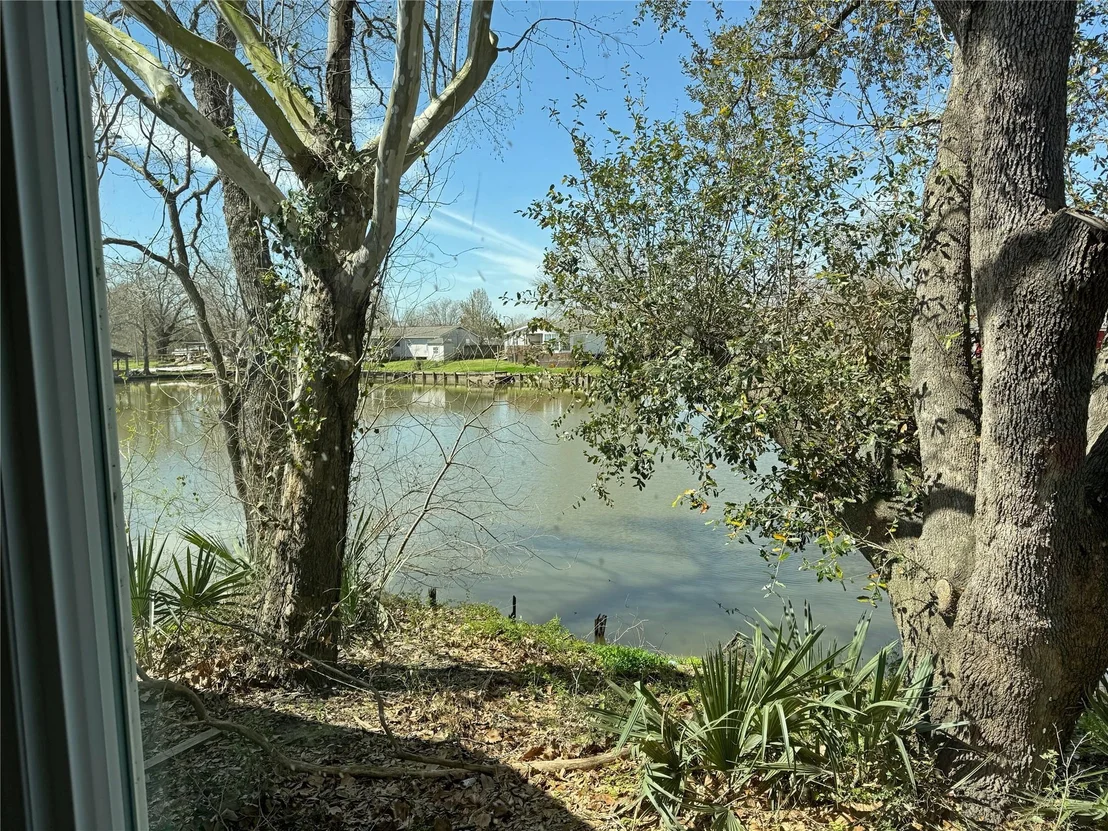 Photo of 585 River Oaks Drive