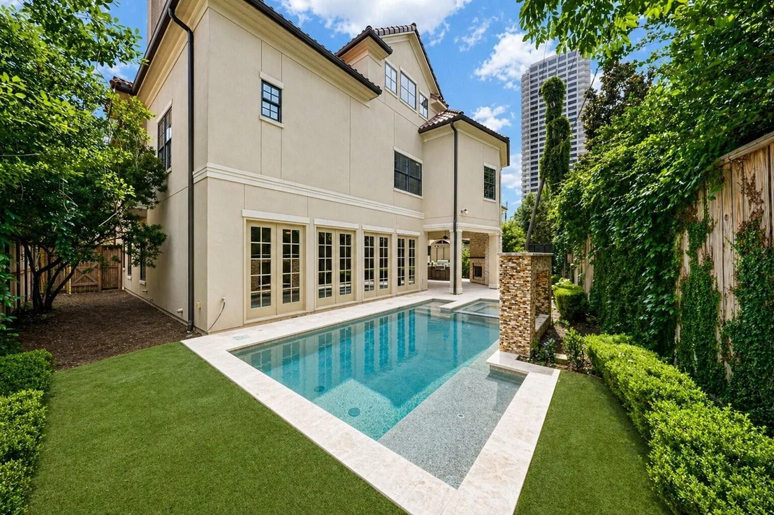 Photo of 2400 Avalon Place