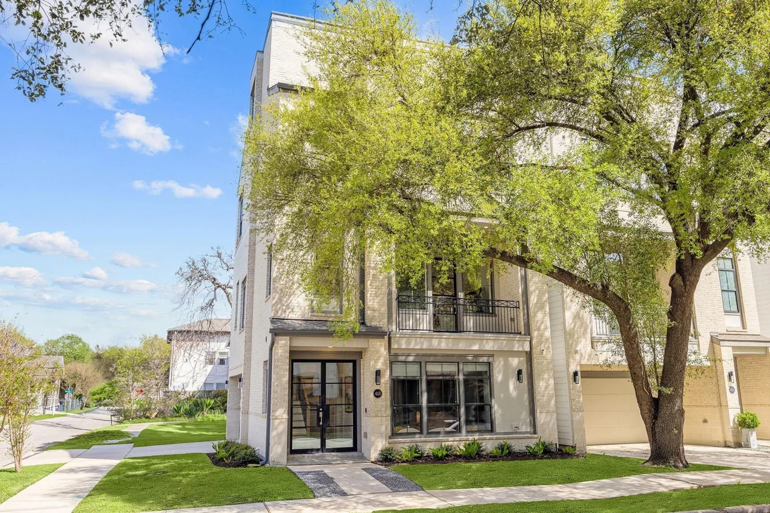 Photo of 418 Hyde Park Boulevard