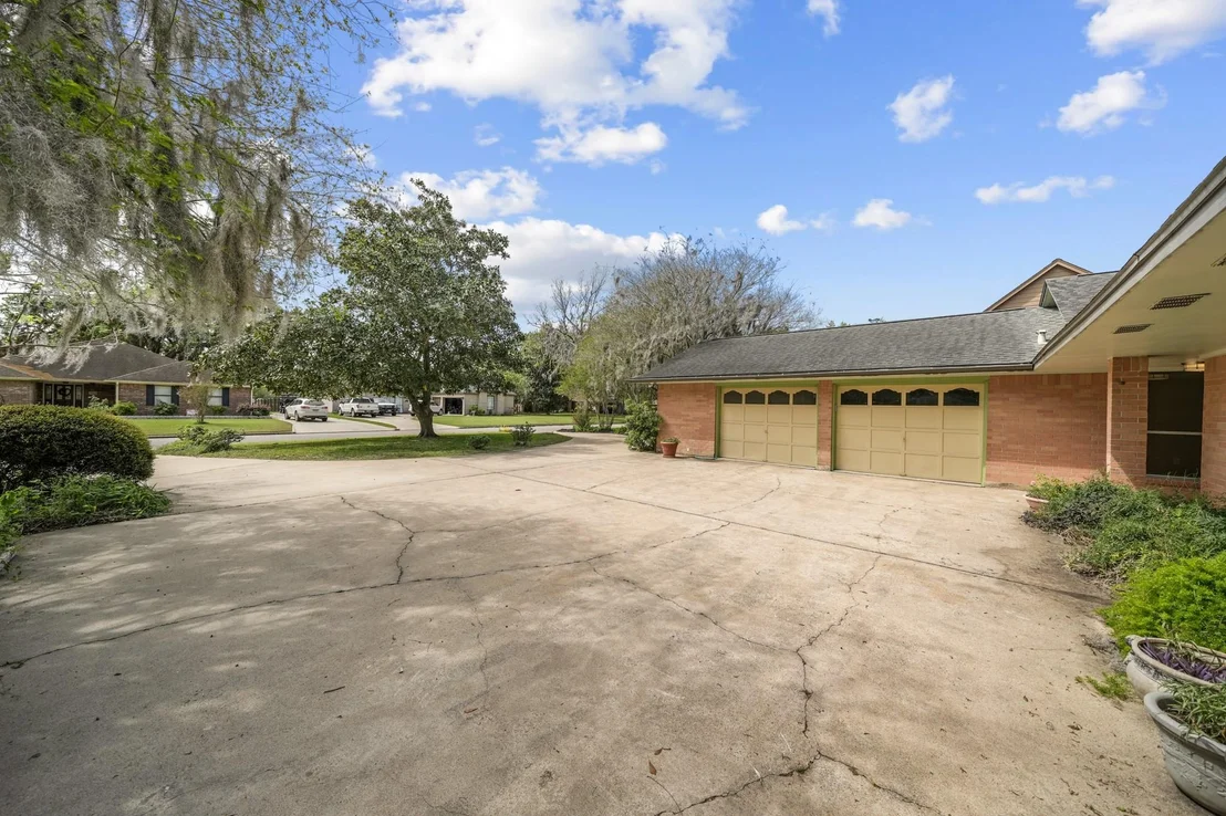 Photo of 2261 Riverside Drive